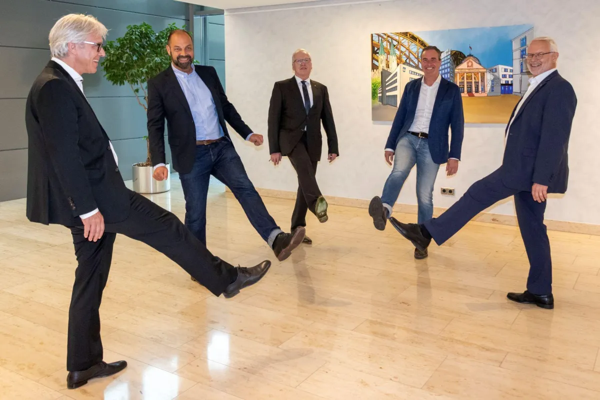 Statt Handschlag “den Fuß drauf” – so wird in Corona-Zeiten die Partnerschaft besiegelt.