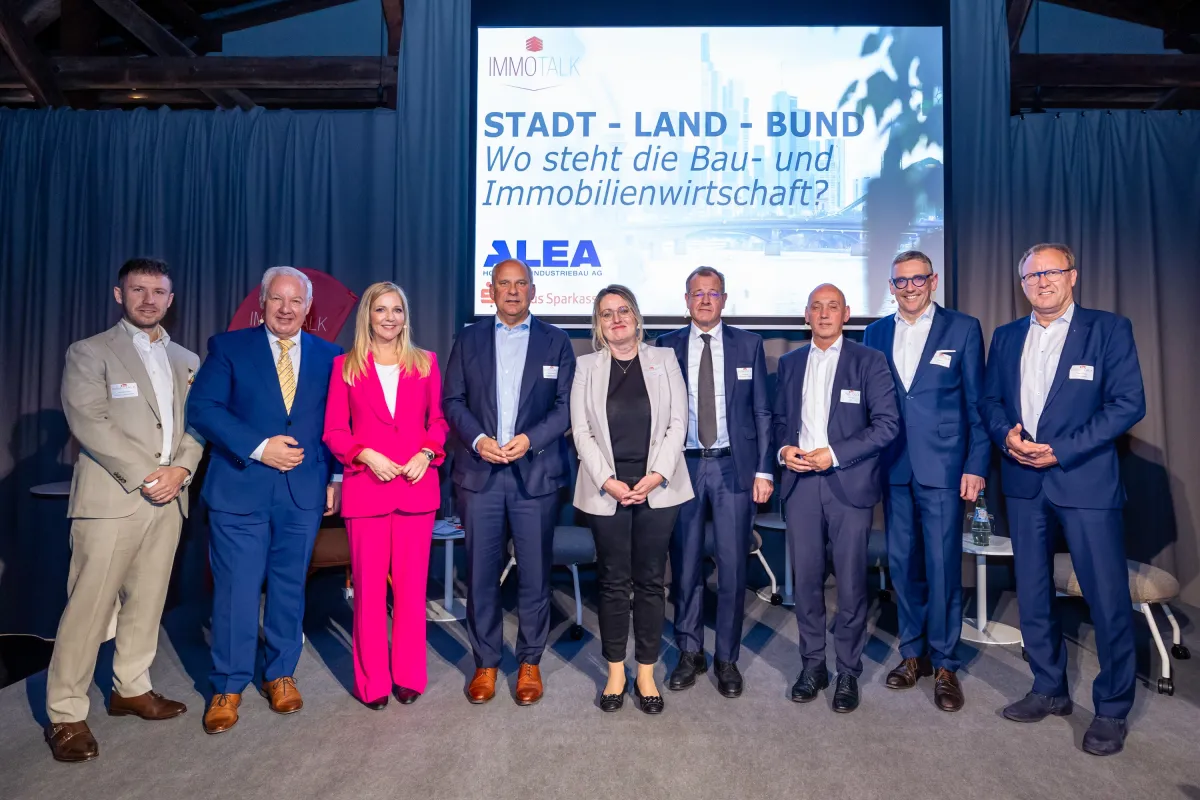 Veranstalter, Sponsoren und die Teilnehmer der Diskussionsrunde des ersten IMMOTALK in Bad Homburg (© Copyright: Jörg Volland)