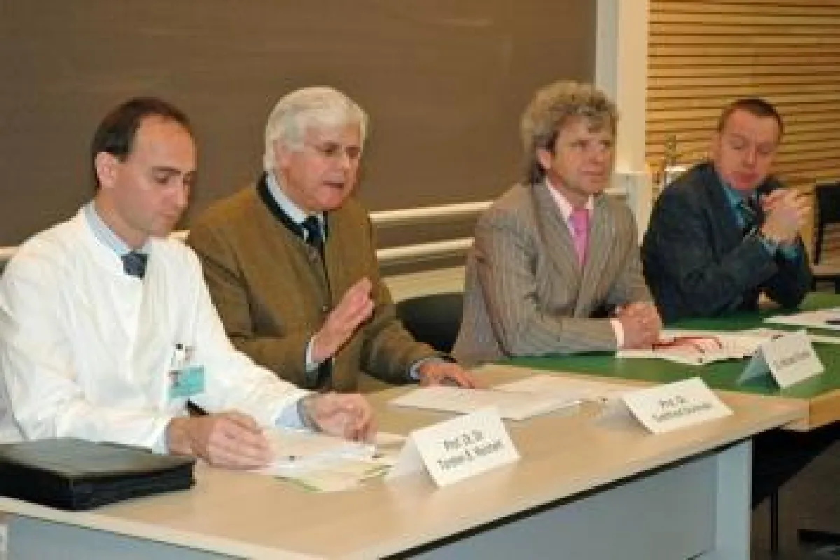 Informierten über die Zusammenarbeit zwischen Universitätsklinikum Regensburg und niedergelassenen Zahnärzten in der Oberpfalz (v.l.n.r.): Prof. Dr. Dr. Torsten E. Reichert, Prof. Dr. Gottfried Schmal