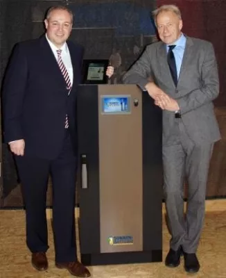 Bild: Thomas Kreuzer und Jürgen Trittin informieren sich auf der CeBIT 2013 über die Sonnenbatterie