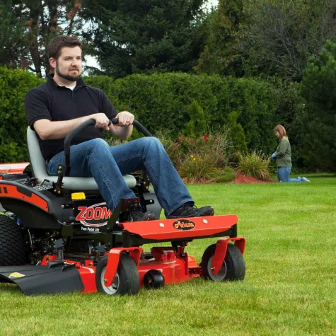 Bild: Profitechnik im heimischen Garten: die neuen Null-Wendekreismäher