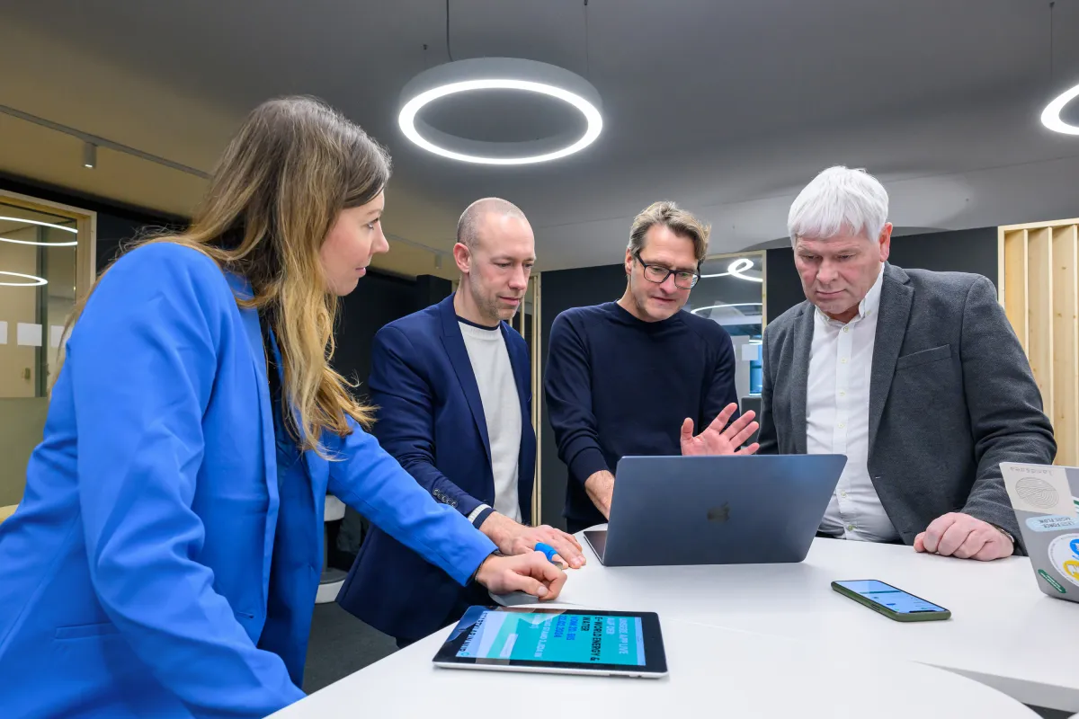 Linda Klümper und Sebastian Jurczyk (SW Münster), Uli Meyer (Enytime Green), Ludger Hemker (items) (© Stadtwerke Münster GmbH)