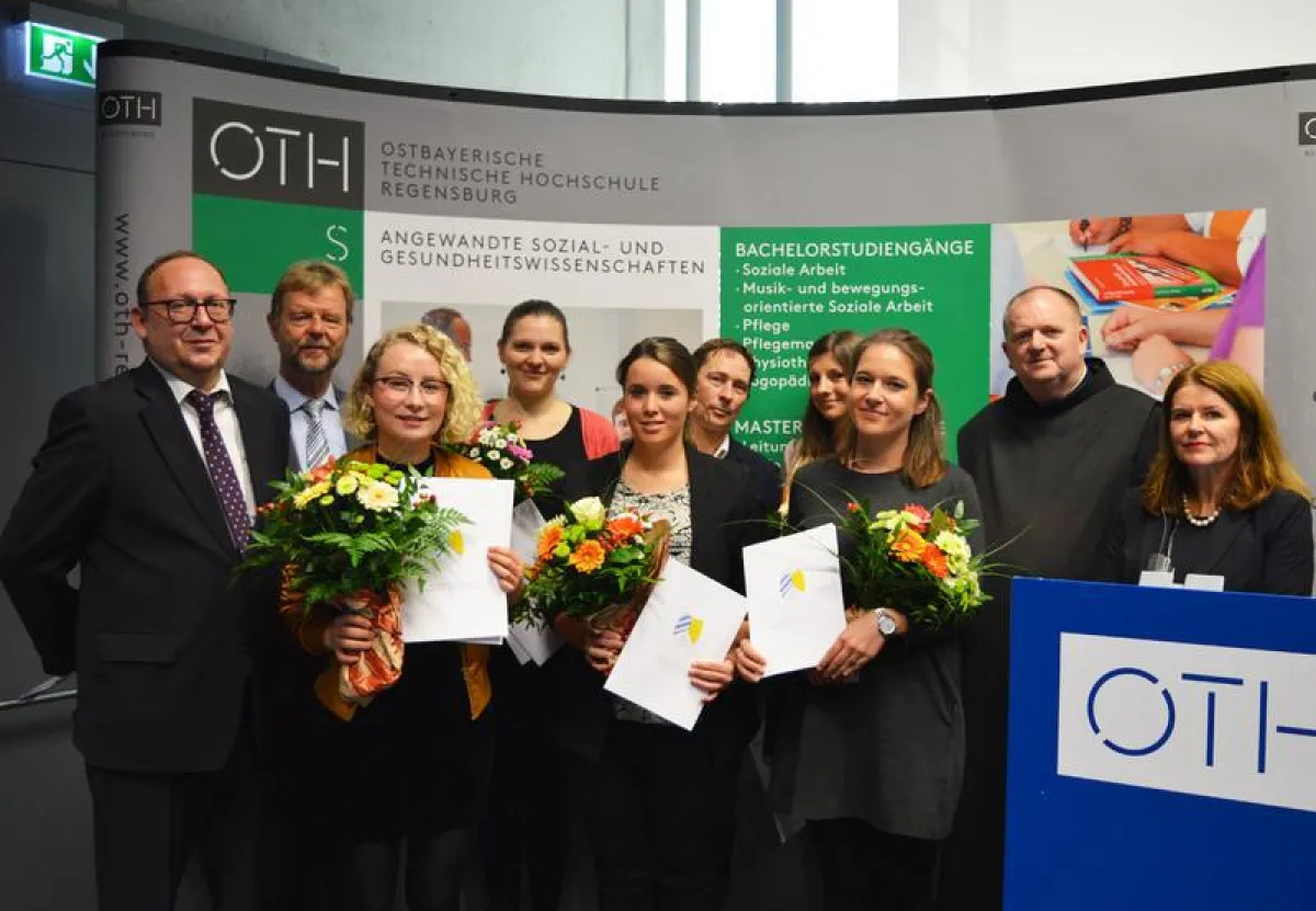 Prof. Dr. Backert, Präsident Prof. Dr. Wolfgang Baier, Lisa Schreiter, Karoline Greiner, Johanna Loibl, Thomas Krieger, Christa Nibler, Katharina Pielmeier, Frater Benedikt Hau und Prof. Dr. Mohr. (Fo