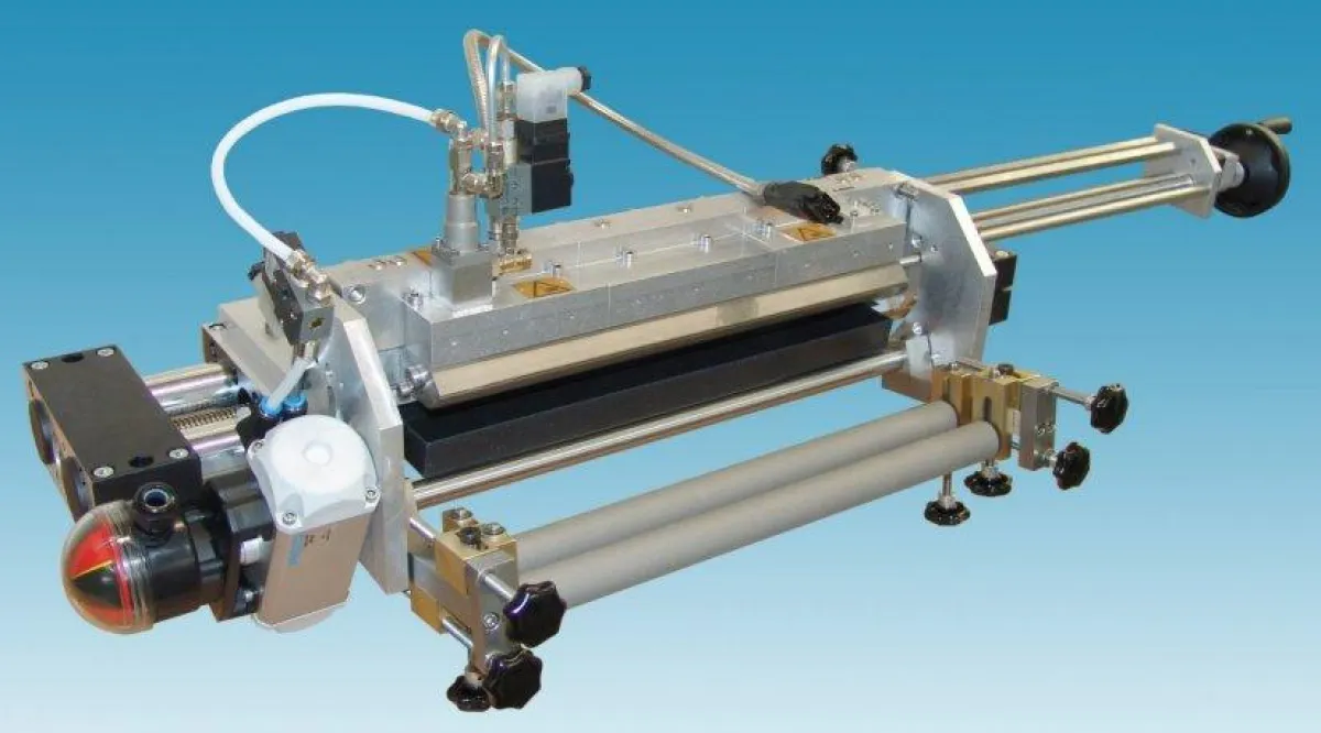 Hochwertige Klebstoffapplikation durch flexibel konfigurierbaren Profilummantelungs-Auftragskopf PWII 350