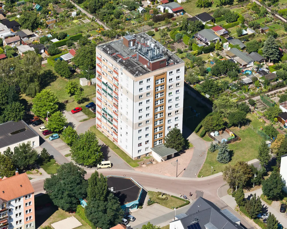 Das Hochhaus in Sandersdorf wird einer Schönheitskur unterzogen (© gyrocopterfliegen.de)