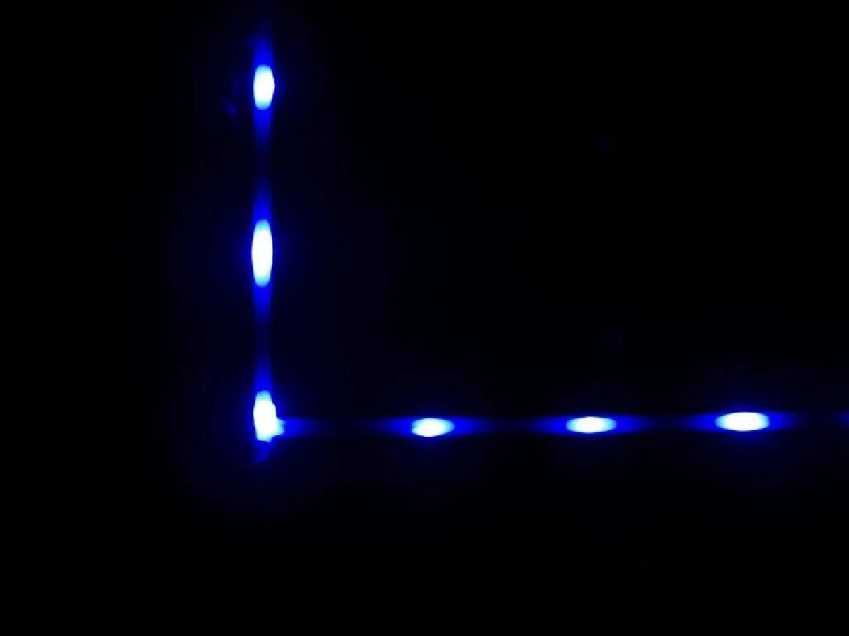 Blauer LED-Strip in 4mm Fliesenfuge.