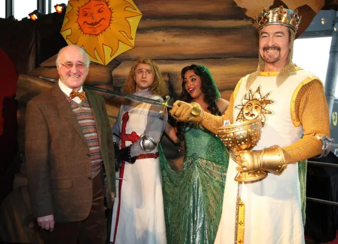 Bild: Alfred Biolek steht als „Historiker“ beim Monty Python-Musical SPAMALOT auf der Bühne