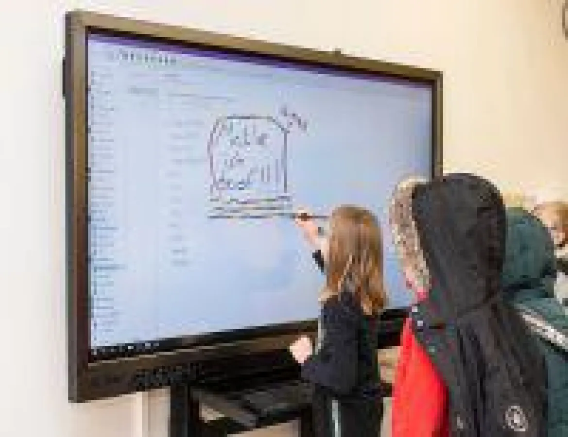 Nach dem Unterricht: Schülerin testet die Farben der Smartboard-Stifte