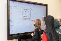 Bild: Pädagogische Schul-IT in der Cloud: Webcam überträgt Mathematik-Stunde in die Aula