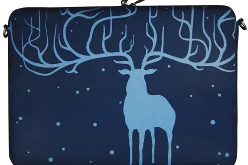 Bild: Ein Rentier für ein Laptop - Weihnachtstrendsetter schützen ihr Gerät diesen Winter im stylischen Rentier-Look