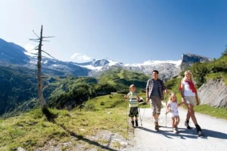 „Über Stock & Stein“ mit dem Sporthotel Stock - Geführte Themenwanderungen durch den Naturpark Zillertal Bild: „Über Stock & Stein“ mit dem Sporthotel Stock - Geführte Themenwanderungen durch den Naturpark Zillertal