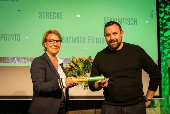 Bild: Staffelstabübergabe beim TeamCaptain-Treffen des schnelleStelle.de Firmenlaufs im Zoo Leipzig.