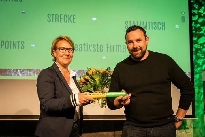 Bild: Staffelstabübergabe beim TeamCaptain-Treffen des schnelleStelle.de Firmenlaufs im Zoo Leipzig.