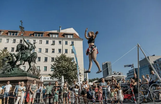 Der "NikolaiZauber" lädt am 30. und 31. August zum Festival der Kleinkunst ins Berliner Nikolaiviertel ein Bild: Der "NikolaiZauber" lädt am 30. und 31. August zum Festival der Kleinkunst ins Berliner Nikolaiviertel ein
