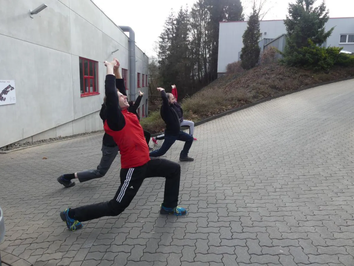 Auf dem Außengelände des Unternehmens findet eine Aktive Pause an der frischen Luft statt.FotoMetoba