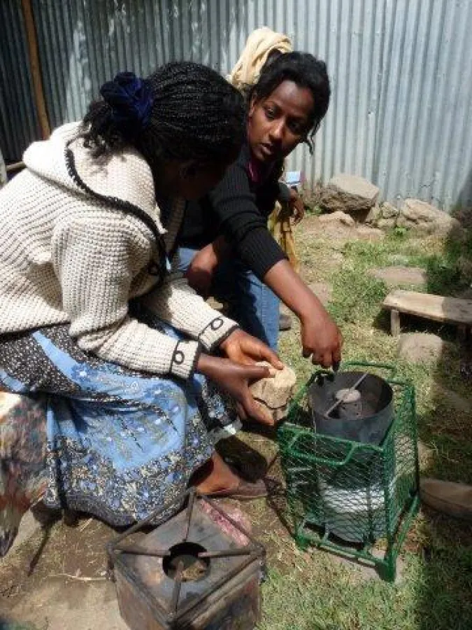Äthiopische Frauen lernen von den Vorteilen eines Holzgasofens mit Biomasse-Briketts