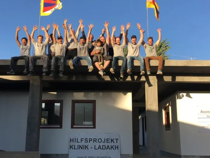 Bild: Studierende der HS Trier unterstützen beim Aufbau einer Zahnarztklinik im indischen Himalaya