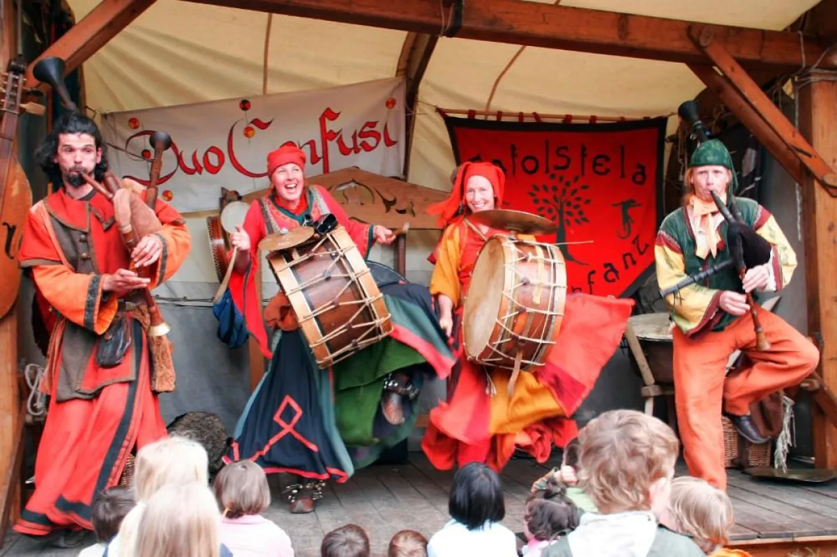 Musikantengruppen sorgen beim SommerMärchen mit mittelalterlichen Stücken für gute Laune (c) Stadtmarketing GmbH Schwerin