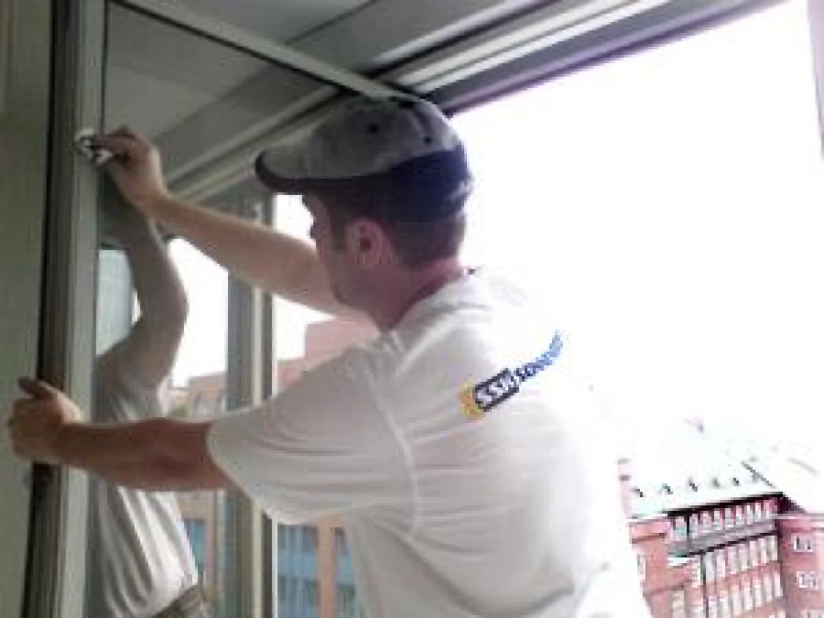 Montage von UV-Schutzfolie