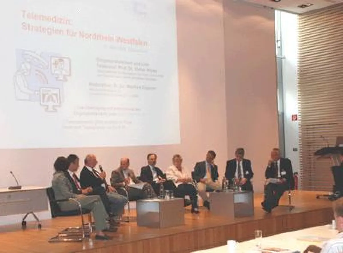 Podium: G. Schulz (SVA), M. Litsch (AOK), Dr. H. Körtke (IFAT), M. Redders (MAGS), R. Beckers (ZTG), H. Loskill (BAG Selbsthilfe), A. Winterer (MAGS), B. Homberg (Vitaphone), Dr. M. Zipperer (Moderati