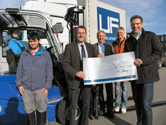 Bild: UF Gabelstapler GmbH spendet 5.000 Euro für Ausbildung im Berufsbildungswerk Adolf Aich
