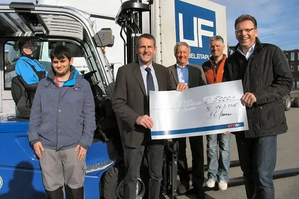 UF Gabelstapler GmbH spendet 5.000 Euro für Ausbildung im Berufsbildungswerk Adolf Aich Bild: UF Gabelstapler GmbH spendet 5.000 Euro für Ausbildung im Berufsbildungswerk Adolf Aich