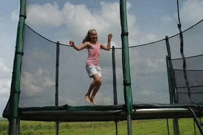 Bild: Mildes Wetter macht Trampolinspringen zum Ganzjahresvergnügen