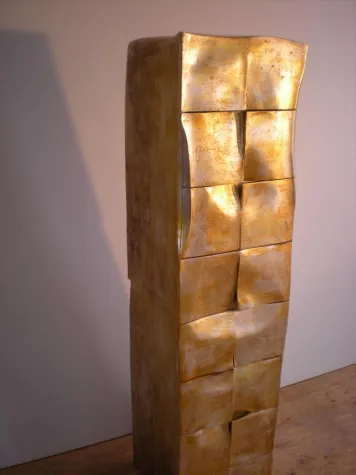 Bild: Handgefertigte Designermöbel im skulpturalen Stil