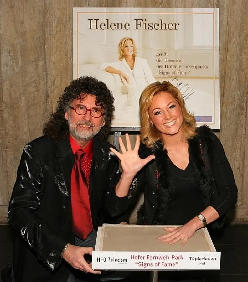 Schlagerstar Helene Fischer und Fernwehpark Initiator Klaus Beer bei der Handprint--Aktion alá Hollywood in Chemnitz.