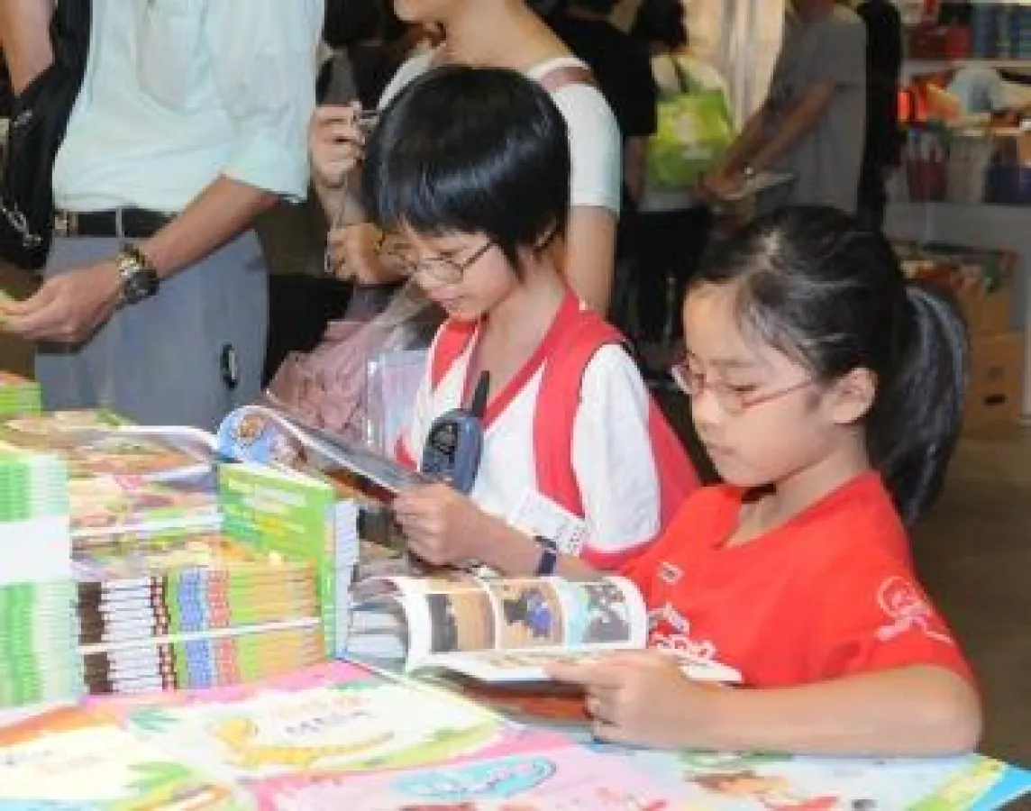 Die Umfrage während der Messe ergab, dass 40 % der Befragten öfter als einmal pro Monat ein Buch kaufen – in erster Linie im Fachhandel, gefolgt von Internet und Supermärkten. Foto: HKTDC