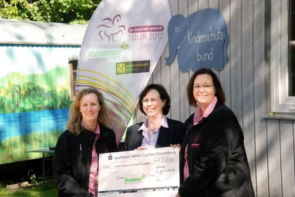 Bild: Uelzener Versicherungen: Spenden für den guten Zweck