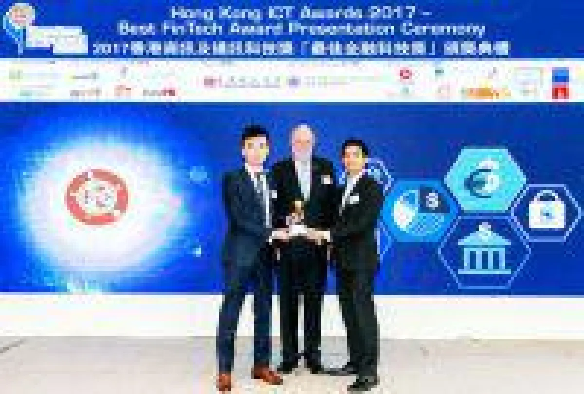 Fred Ngan (links) und Michael Chan nehmen ihren Award entgegen. Foto: Firma