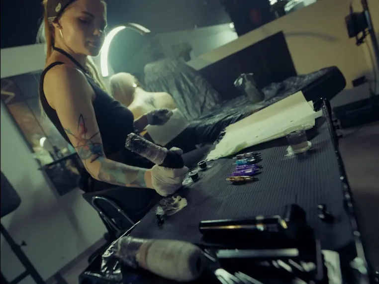 Bild: Vom Arschgeweih zur Fineline – Tattoos als Zeitdokument