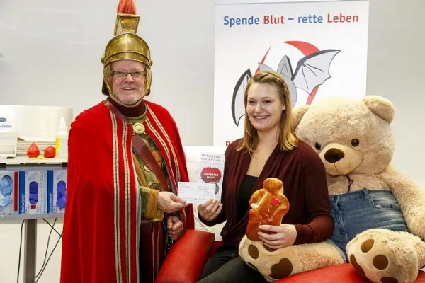 Bild: Sankt Martin honoriert Nächstenliebe mit Weckmann - Bonner spenden Blut für herzkranke Kinder