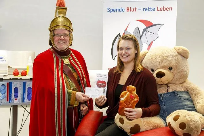 Sankt Martin honoriert Nächstenliebe mit Weckmann - Bonner spenden Blut für herzkranke Kinder Bild: Sankt Martin honoriert Nächstenliebe mit Weckmann - Bonner spenden Blut für herzkranke Kinder