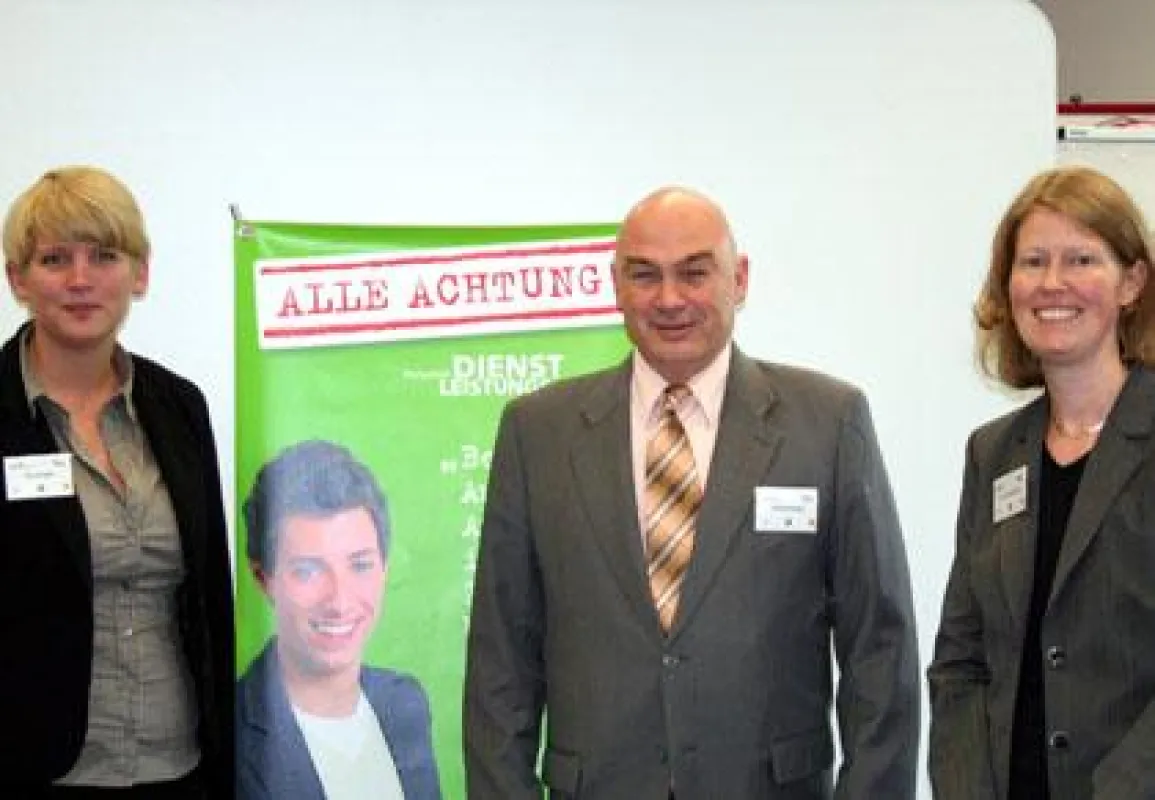 Eva Schrigten, Michael Hacker und Dr. Jenny Rohlmann (iGZ, v.l.) informierten über Weiterbildungsmöglichkeiten.