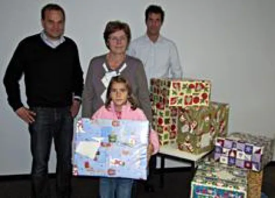 Bild: Klinikum Nordfriesland packt Weihnachtspäckchen für Kinder in Not