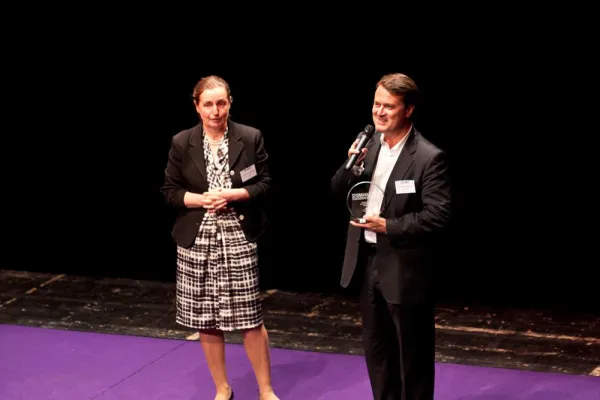 Bild: HelpGroup erhält den SignsAward 2012 für Corporate Giving Lösung