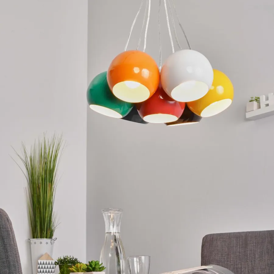 Die Kugel-Pendelleuchte Pepa überzeugt mit kräftigen Farben und ihrem verspielten Charme.