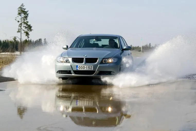 Bild: Volle Badewanne Wasserverdrängung - Verbesserte Nokian V + H-Reifen senken Aquaplaninggefahr