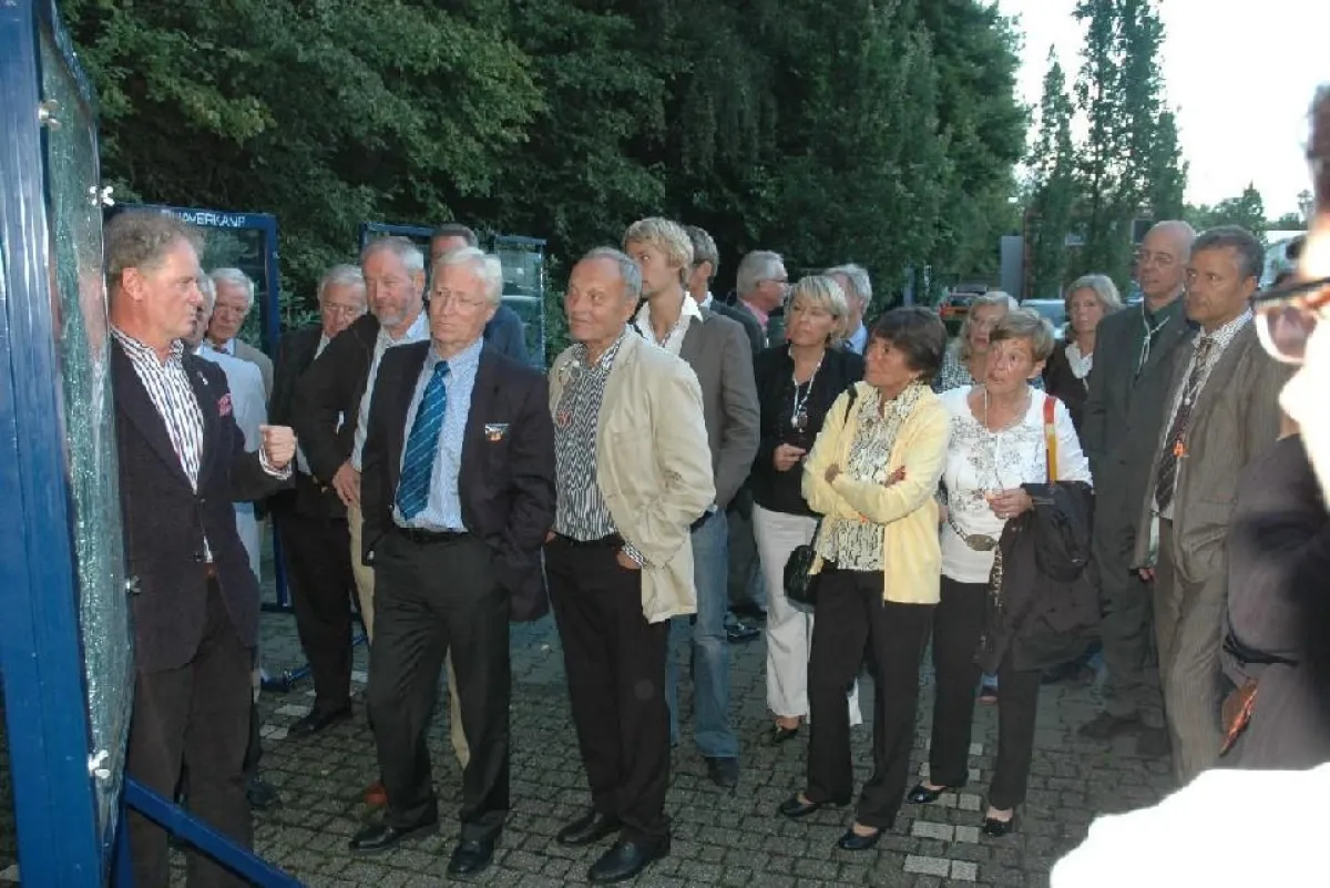 Ulrich Weynell, links, führt den interessierten Lions die Wirkungsweise von HAVERKAMP Spezialsicherheitsfolien vor.