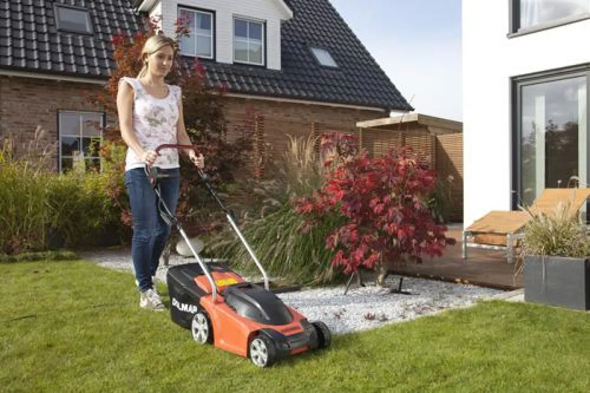 Dolmar empfiehlt: Im Sommer mindestens einmal in der Woche den Rasen mähen.