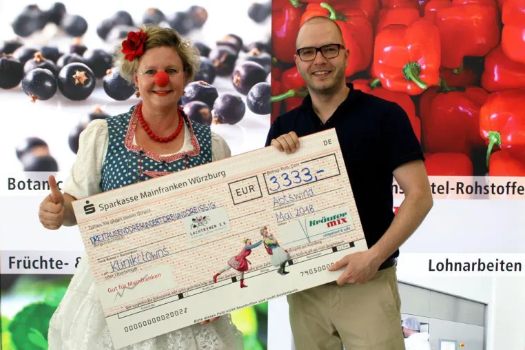 Bild: Kräuter Mix spendet 3333 Euro an die Klinikclowns