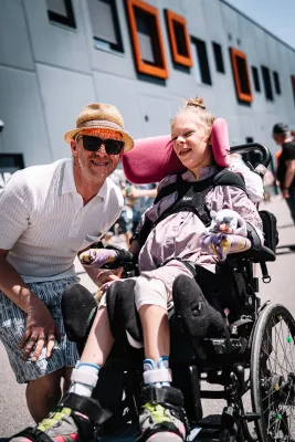 Bild: SIP Scootershop spendet 3.000 € an Anna aus Dießen