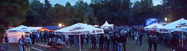 Freiluft-Party trotzt Wetter und begeistert mit Festival-Atmosphäre Bild: Freiluft-Party trotzt Wetter und begeistert mit Festival-Atmosphäre