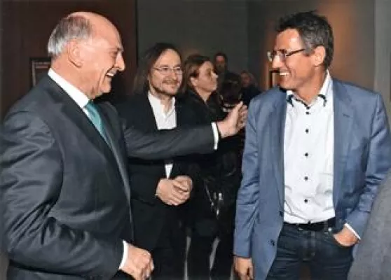 Bild: Ausstellungseröffnung "Navratils KÜNSTLER-GÄSTEBUCH" - Grasl FairPrint druckt Faksimile