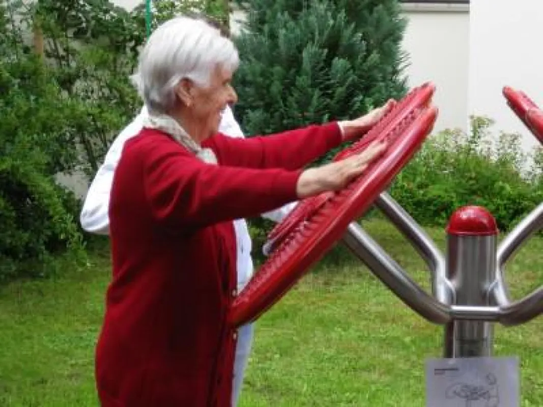 Seniorin an outdoor-fitness Gerät
