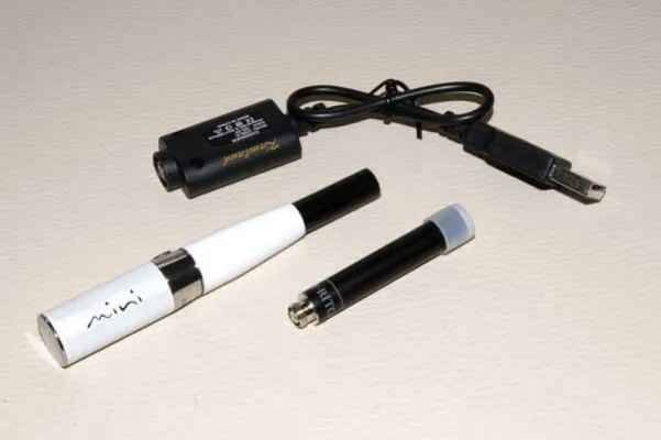 Bild: Im Trend die e-Zigarette mit ERA Cartomizer - einfaches Handling, kein Siffen und kein Auslaufen