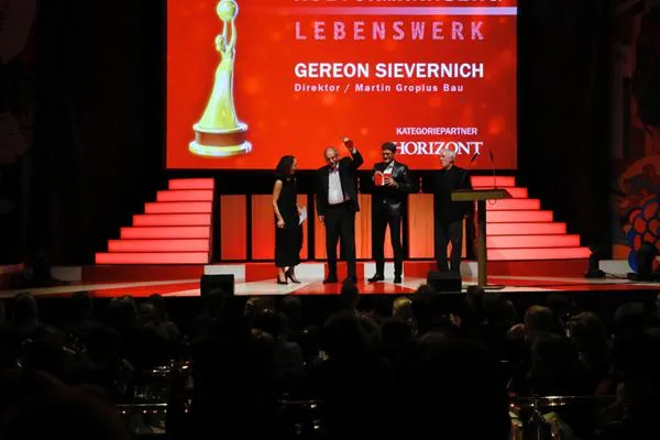 Prof. Gereon Sievernich wurde für sein bisheriges Lebenswerk mit einer Aurica geehrt Bild: Prof. Gereon Sievernich wurde für sein bisheriges Lebenswerk mit einer Aurica geehrt