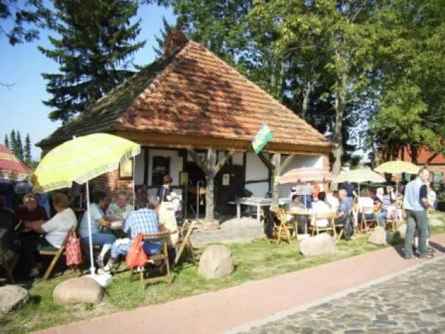 Bild: In Teschow in dei Museumsbäckerie is wedder Backdag